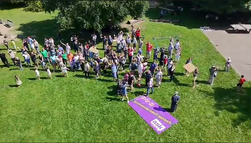 Versammlung der ask Schwerin mit dem Banner "Schwerin geht besser"